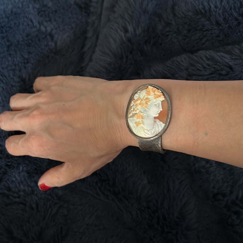 Shell 🐚 vintage hand crafted bracelet.